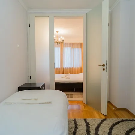 Classic Next To Victoriei Avenue Appartement Bucarest