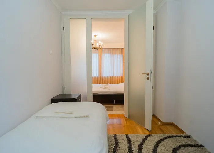 Classic Next To Victoriei Avenue Apartment Bucharest