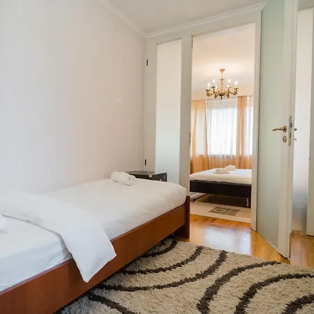 Classic Next To Victoriei Avenue *