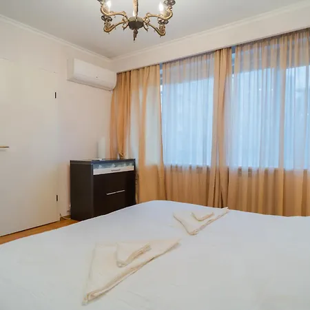 Classic Next To Victoriei Avenue Bukareszt